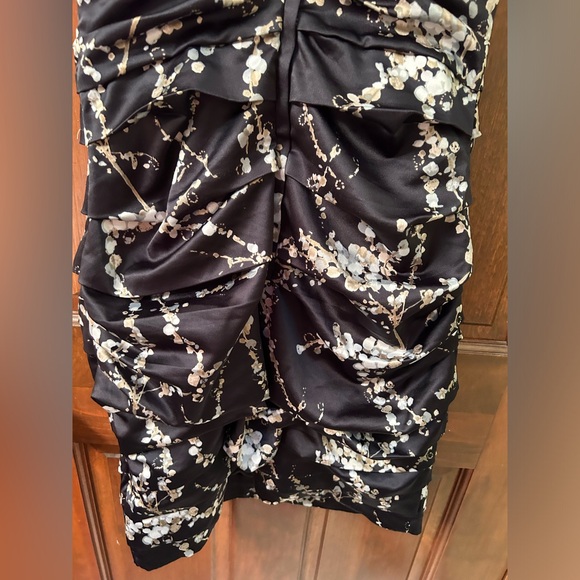 💜 EXPRESS pretty Floral ruched sleeveless satiny sleeveless dress. Size 0 - Picture 5 of 7